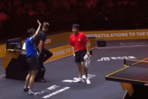 林高远不敌梁靖崑无缘晋级后，离场时遗憾的摸了摸两边球台