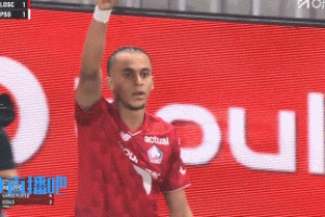 小姆巴佩扳平巴黎！最后模仿姆巴佩庆祝动作，姆总在看台大肆庆祝