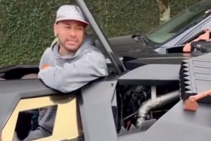 炫酷！内马尔开上了蝙蝠侠战车