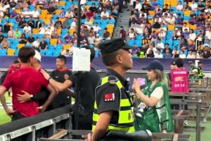 赛前被天津球迷看台问候家人，韦世豪回应：你下来，下来！