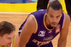 可惜啊！球迷前方拍摄：赵睿关键两罚全中，胡明轩三分就短一点