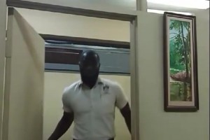 你别说，你还真别说！这哥们长得还真像老詹啊！